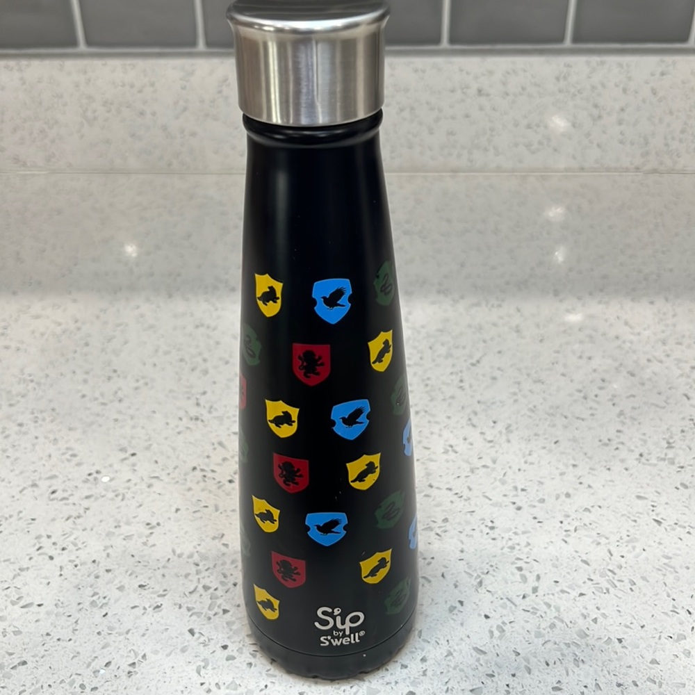 **SALE** EUC Harry Potter Hogwarts Sip by Swell 15 oz Water Bottle